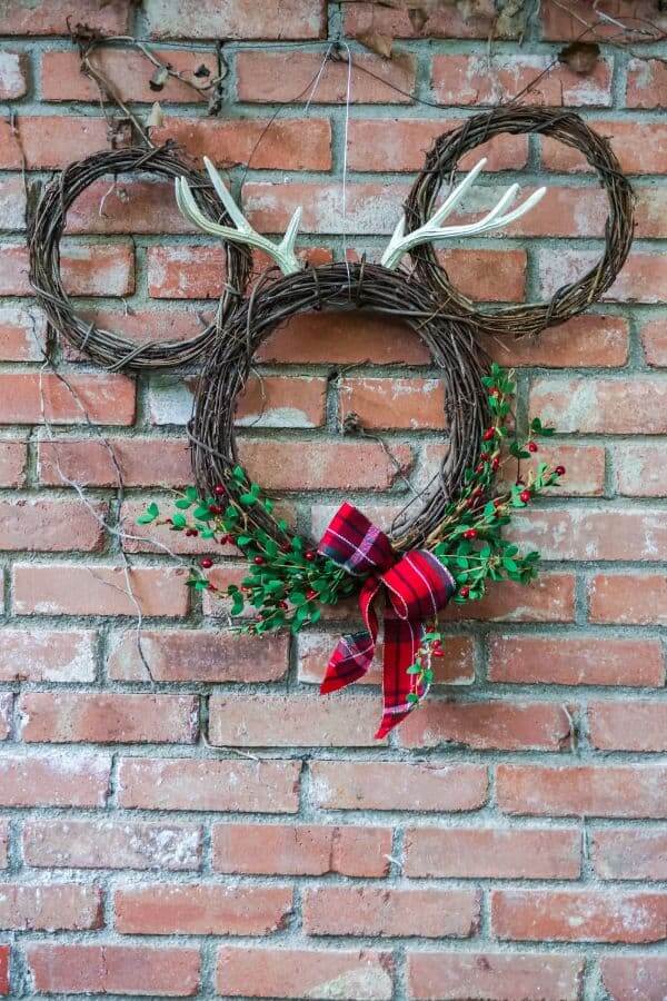 12-Grapeviine-Mickey-Christmas-Wreath