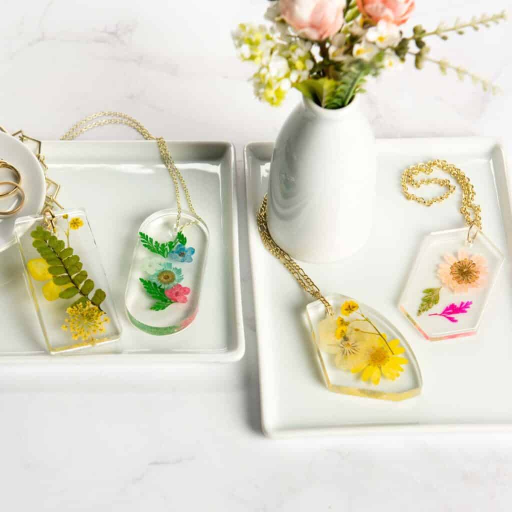 Resin-necklace-with-dried-flowers